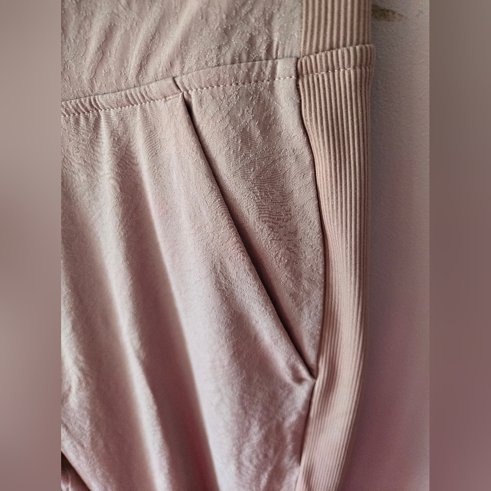 Athleta Brooklyn Textured Ankle Pant - Size 12 TallCondition: Excellent Pre-ow - Picture 4 of 6